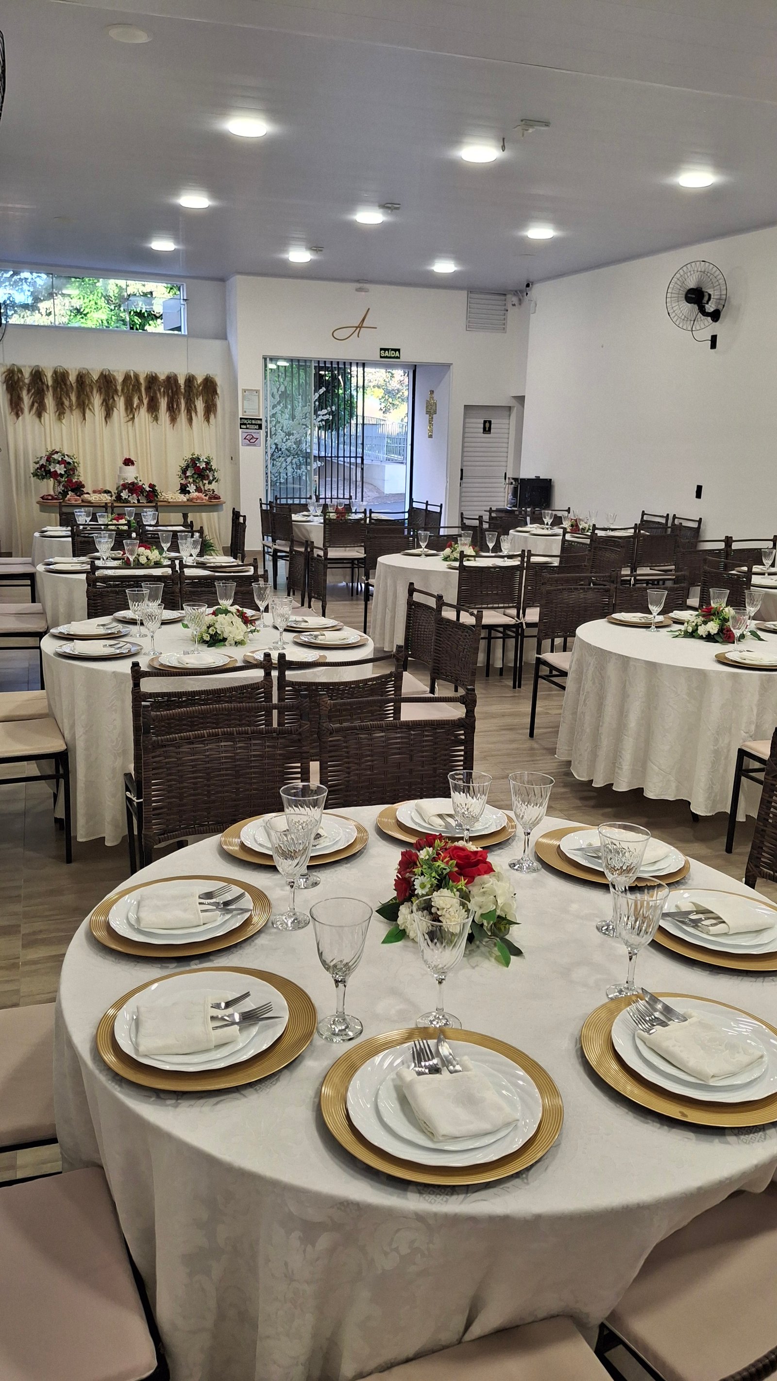 Salão de eventos decorado para recepção de casamento